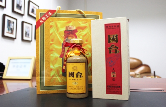 “中國風(fēng)”國酒茅臺(tái)俄羅斯白面牛卡紙包裝解析